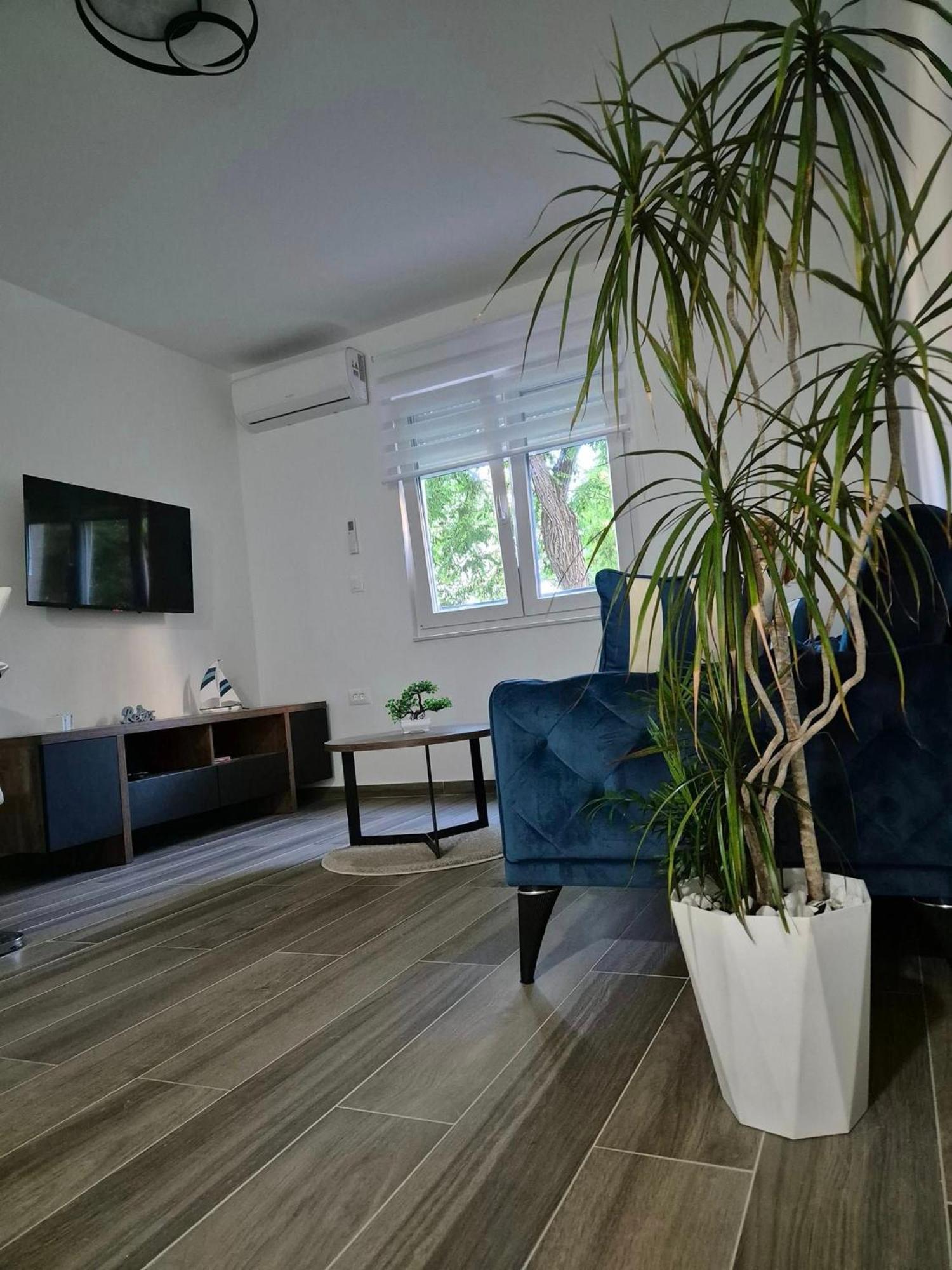 Larissa Apartment *